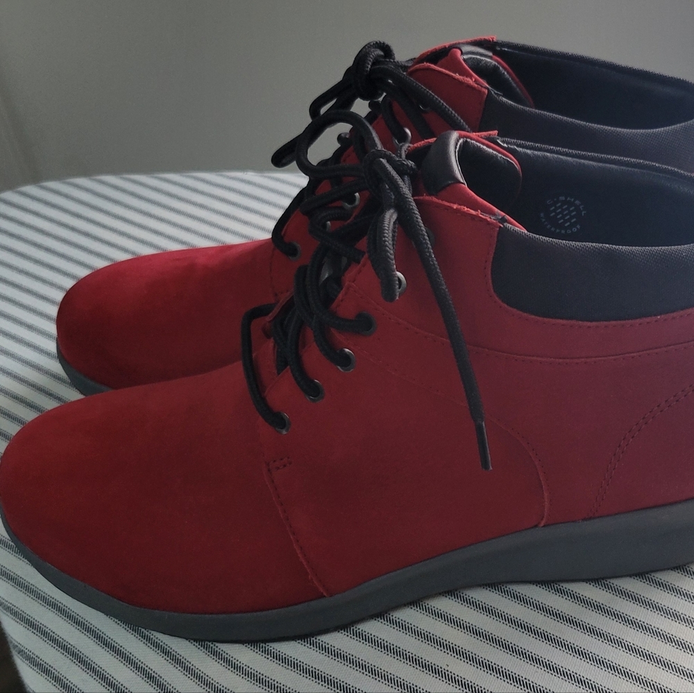 Size 11 Clarks Unstructured Leather Lace-Up Boots - Un Adorn Walk